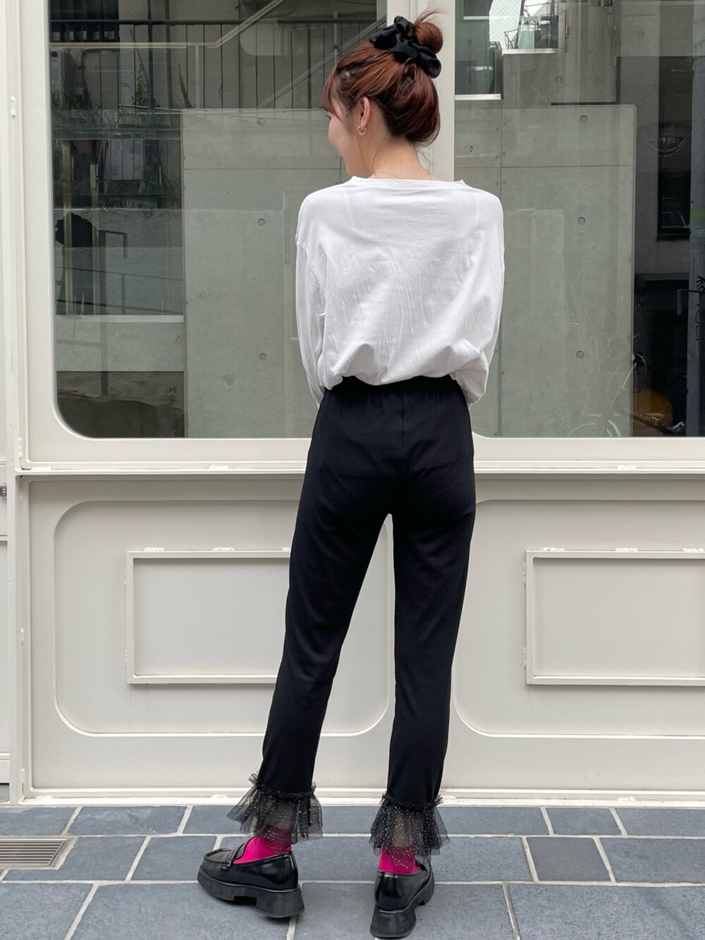 「ロンT、レギンス、チュール、ラクチンコーデ、160㎝、差し色、秋服、秋コーデ、ローファー、スクエアトゥ」|「MIRO AMURETTEのEternel rose t-shirt(Tシャツ/カットソー、ホワイト系)」を使った、YUKAさん(レディース・160cm)の秋コーディネートの2枚目の写真