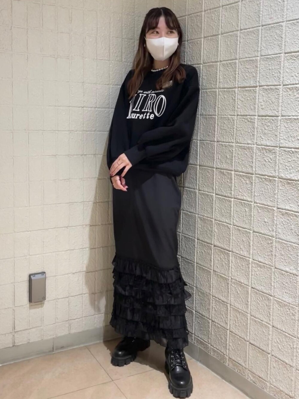 「大人カジュアル、オールブラック、ブラック、骨格ナチュラル、スエット、ロングスカート、レースアップシューズ、冬コーデ、おしゃれさんと繋がりたい、シンプルスタイル、ブーツ、ootd、秋冬コーデ、ロゴスウェット」｜「MIRO AMURETTEのアイテム（スウェット、ブラック系）」を使った、YUKAさん（レディース・160cm）の冬コーディネートの2枚目の写真