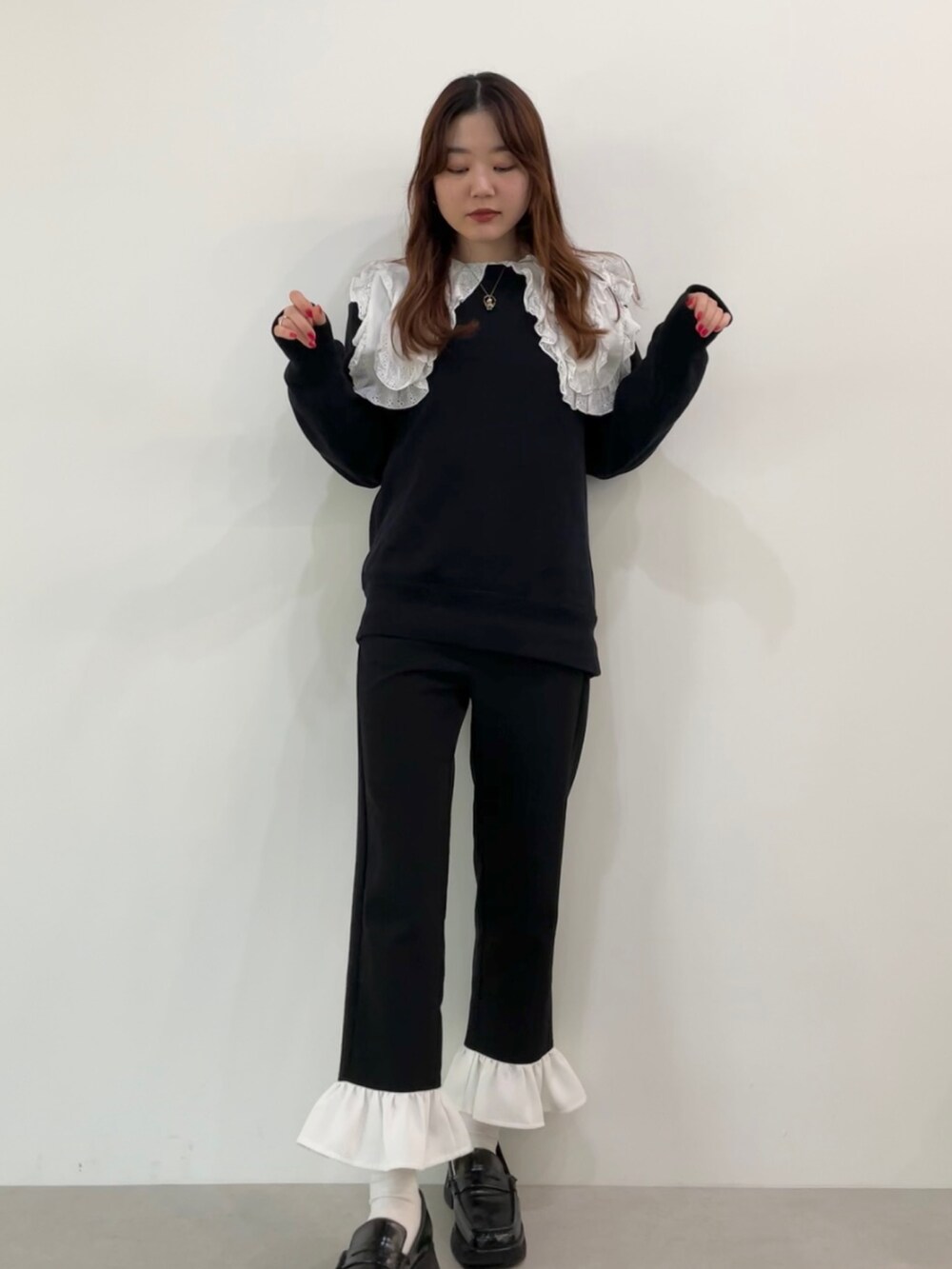 「UNIQLO、着回しコーデ、襟付きトップス、スエット、重ね着、スラックス、ローファー、骨格ナチュラル、モノトーン」｜「MIRO AMURETTEのRetro modern scarf tie blouse（シャツ/ブラウス、ホワイト系）」を使った、YUKAさん（レディース・160cm）の冬コーディネートの2枚目の写真