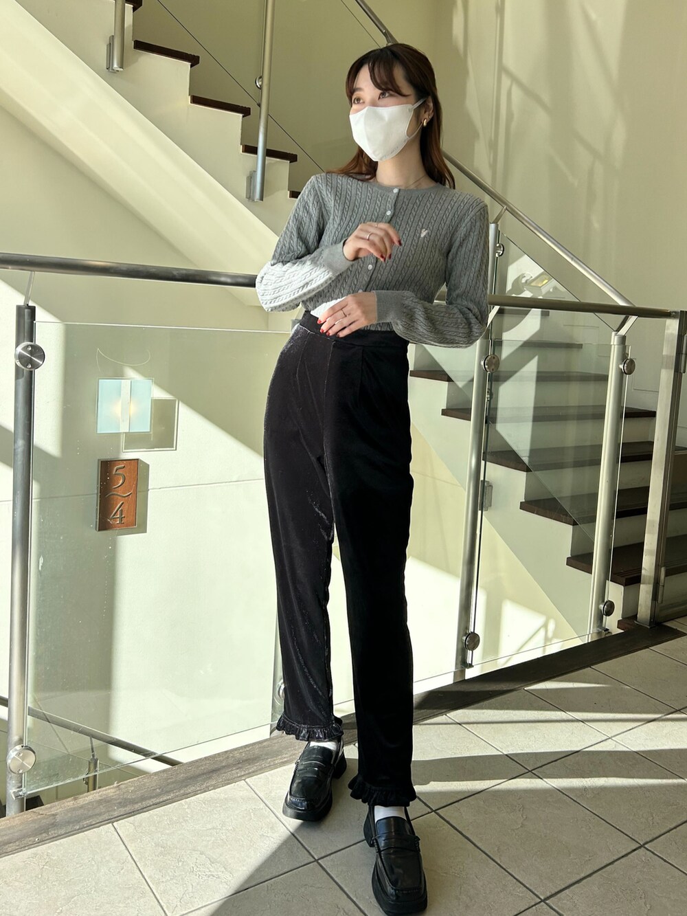 「スクエアトゥ、モノトーン、ベロア、パンツスタイル、カーティガン、ローファー、春服」｜「MIRO AMURETTEのvelour frill pants（その他パンツ、ブラック系）」を使った、YUKAさん（レディース・160cm）の冬コーディネートの2枚目の写真