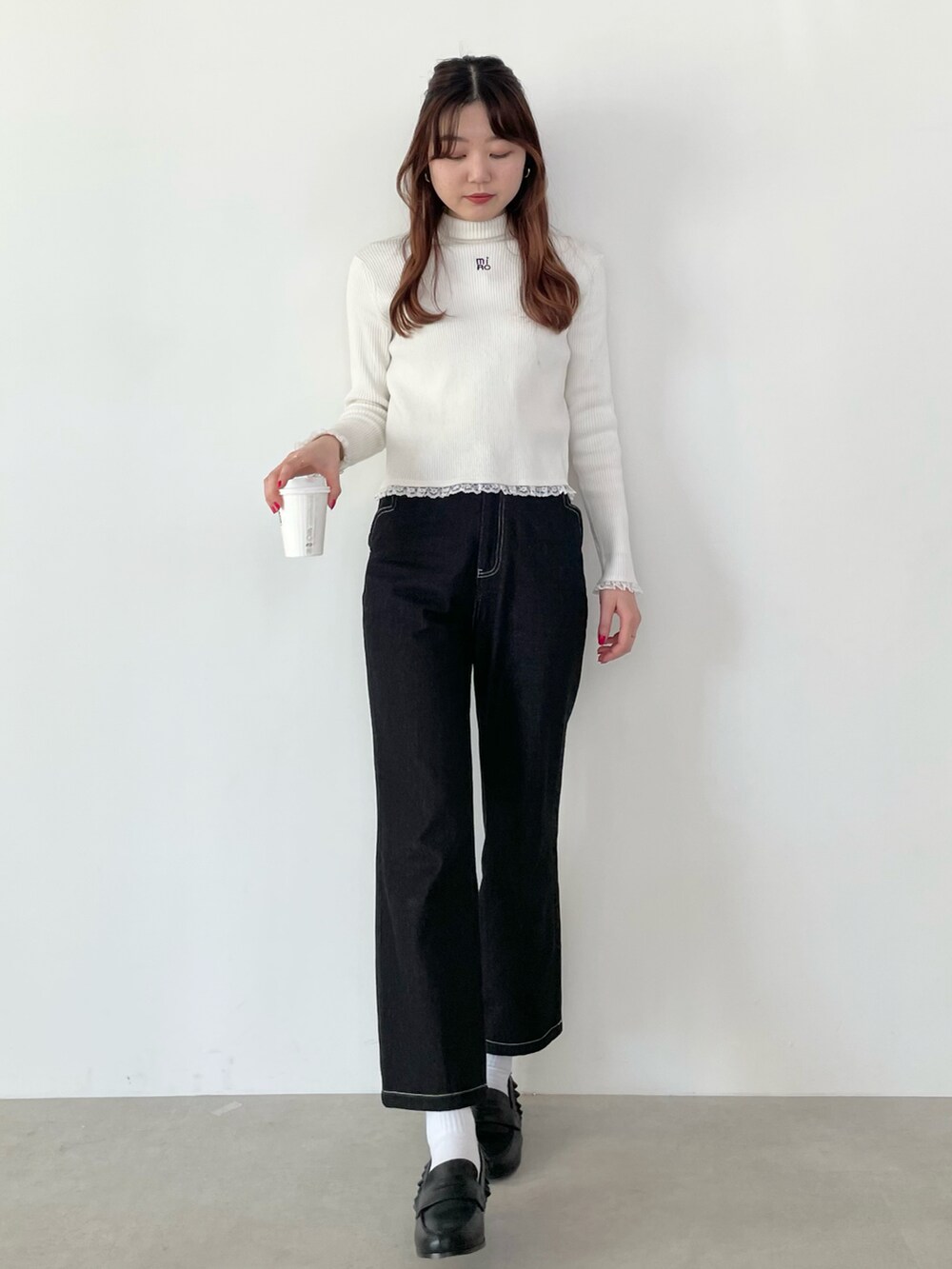 「タートルネック、デニム、ローファー、春服、今日のコーデ、出勤コーデ、骨格ナチュラル、大人カジュアル、おしゃれさんと繋がりたい、ootd、シンプルコーデ、カジュアル」｜「MIRO AMURETTEのMIRO lace turtleneck（ニット/セーター、ホワイト系）」を使った、YUKAさん（レディース・160cm）の冬コーディネートの2枚目の写真