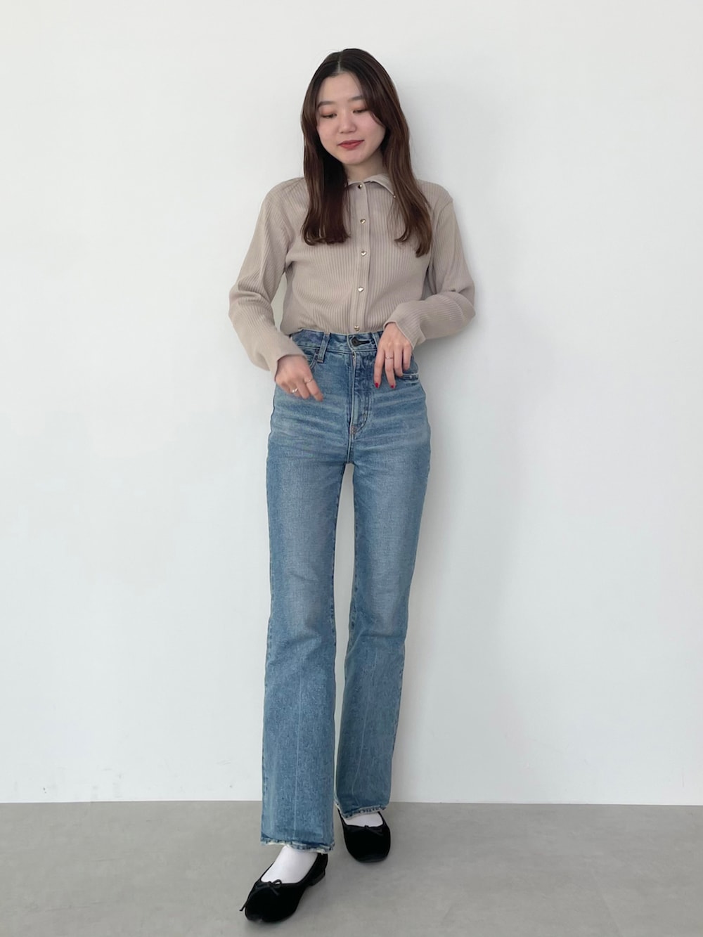 「春コーデ、お出かけコーデ、シンプルスタイル、デニム、カジュアル、ootd、パンプス、骨格ナチュラル、今日のコーデ、ベージュ」｜「MIRO AMURETTEの2way heart button cardigan/ハートボタンカーディガン（カーディガン/ボレロ、ブラウン系）」を使った、YUKAさん（レディース・160cm）の春コーディネートの2枚目の写真