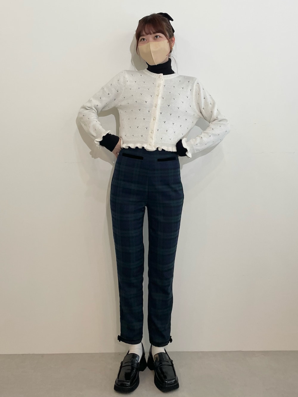 「160㎝、miroamurette、カーディガン、チェックパンツ、ロンドンガール、秋服、パンツスタイル、AW、スクエアトゥ、チェック」｜「MIRO AMURETTEのアイテム（カーディガン/ボレロ、ホワイト系）」を使った、YUKAさん（レディース・160cm）の秋コーディネートの2枚目の写真