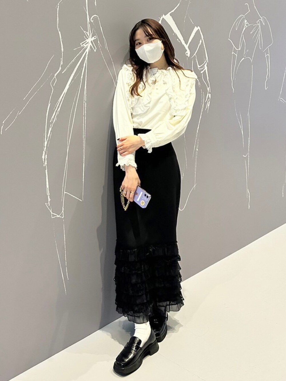「ほめられ本命コーデ、休日コーデ、モノトーン、大人フェミニン、160cm、骨格ナチュラル、miroamurette、アパレルスタッフ、おしゃれさんと繋がりたい、春コーデ」|「MIRO AMURETTEのRetro modern scarf tie blouse(シャツ/ブラウス、ホワイト系)」を使った、YUKAさん(レディース・160cm)の冬コーディネートの2枚目の写真