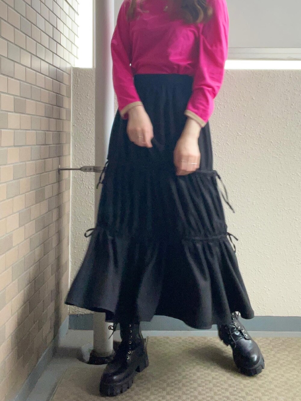 「160㎝、お出かけコーデ、大人コーデ、お洒落さんとつながりたい、ヴィンテージ、ロングスカート、miroamurette、ブラックコーデ、casual、girly、休日スタイル、オトナカワイイ、古着MIX、ビビッドカラー」｜「ysl vintageのアイテム（トップス、ピンク系）」を使った、YUKAさん（レディース・160cm）の夏コーディネートの3枚目の写真