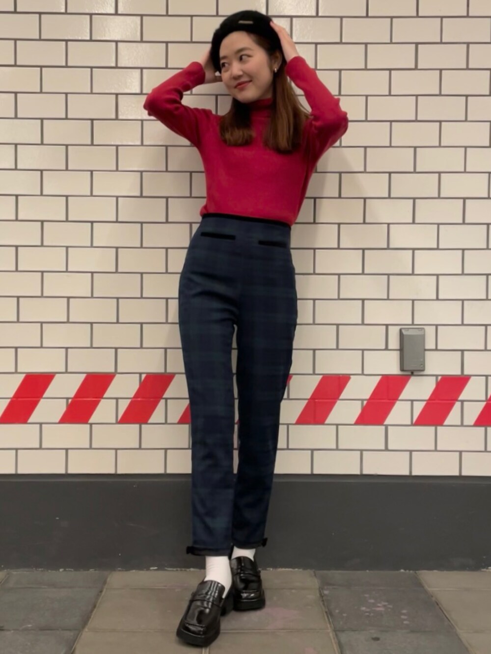 「秋コーデ、チェックパンツ、ロンドンガール、タートルネック、ベレー帽、160㎝、miroamurette」|「MIRO AMURETTEのアイテム(ニット/セーター、レッド系)」を使った、YUKAさん(レディース・160cm)の秋コーディネートの2枚目の写真