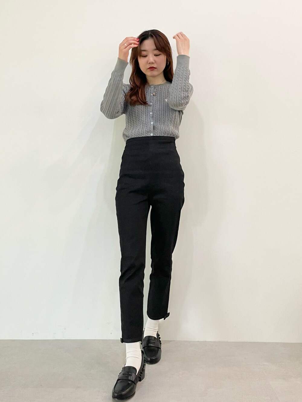 「デニム、カーディガン、カジュアルコーデ、ローファー、骨格ナチュラル、今日のコーデ、ootd、大人カジュアル」｜「MIRO AMURETTEのアイテム（トップス、グレー系）」を使った、YUKAさん（レディース・160cm）の冬コーディネートの2枚目の写真