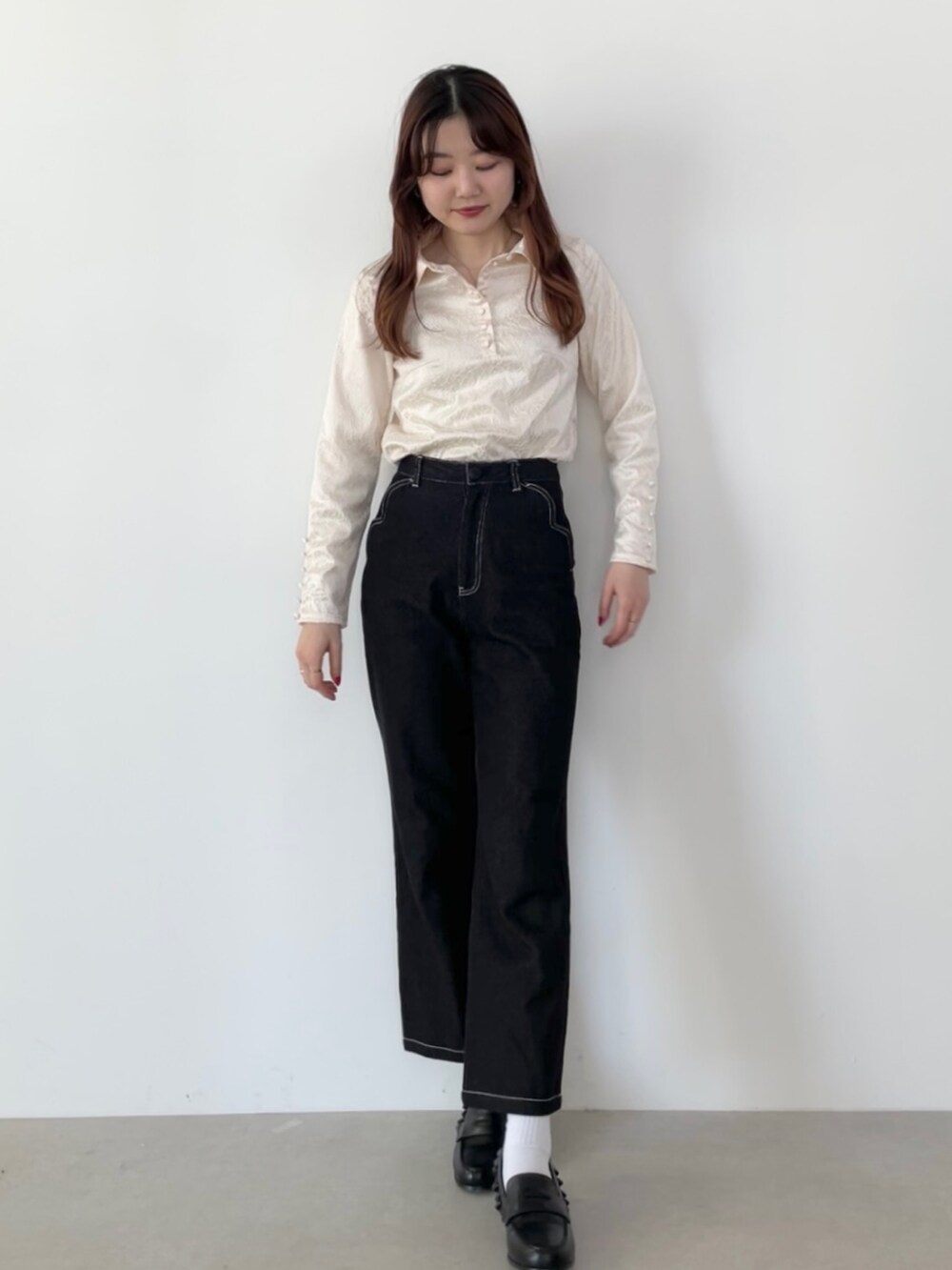 「サテンシャツ、デニム、デニムコーデ、ローファー、骨格ナチュラル、おしゃれさんと繋がりたい、今日のコーデ、ootd、春服」｜「MIRO AMURETTEのfleurir shirt blouse（シャツ/ブラウス、ベージュ系）」を使った、YUKAさん（レディース・160cm）の春コーディネートの2枚目の写真