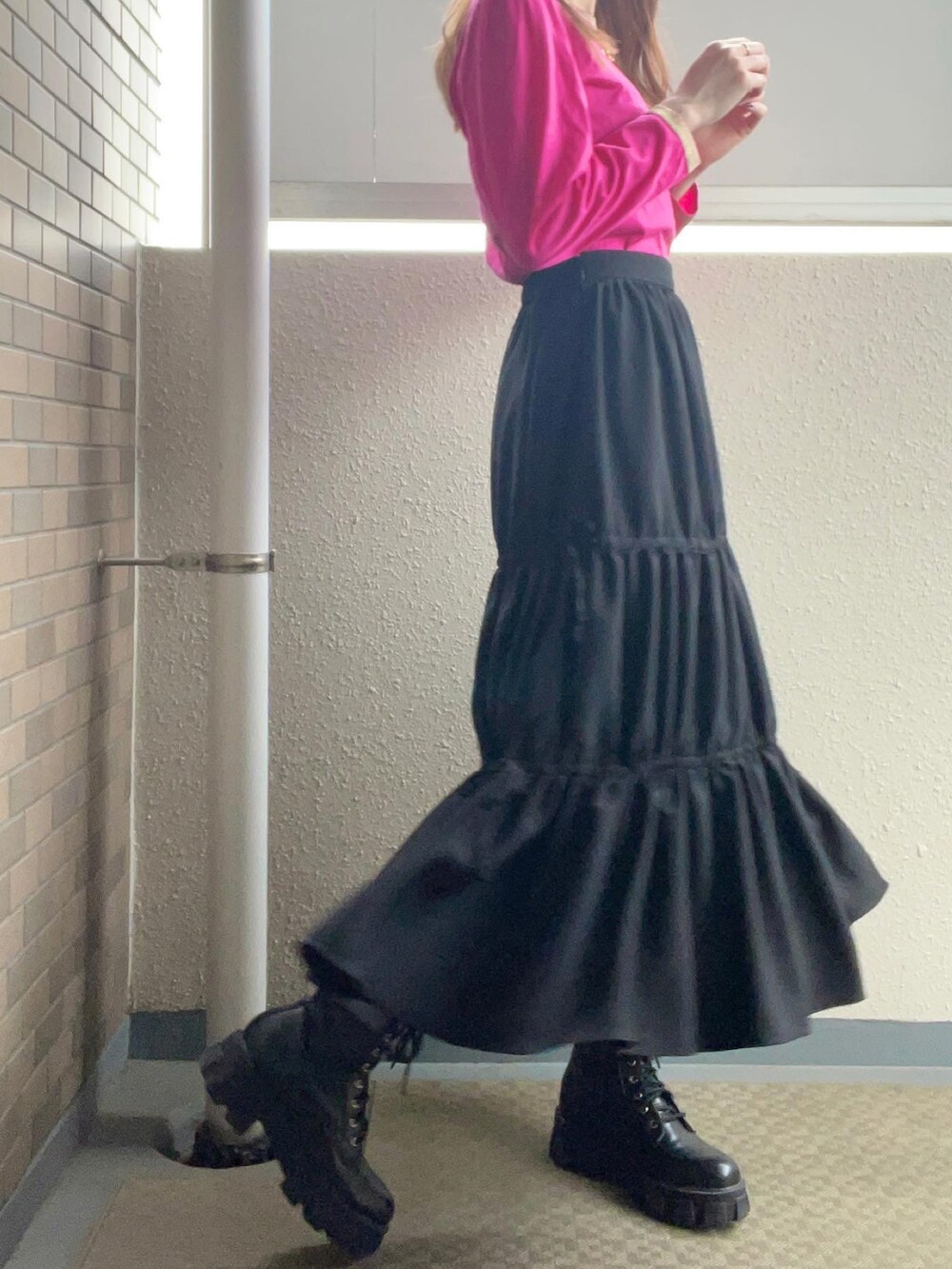 「160㎝、お出かけコーデ、大人コーデ、お洒落さんとつながりたい、ヴィンテージ、ロングスカート、miroamurette、ブラックコーデ、casual、girly、休日スタイル、オトナカワイイ、古着MIX、ビビッドカラー」｜「ysl vintageのアイテム（トップス、ピンク系）」を使った、YUKAさん（レディース・160cm）の夏コーディネートの2枚目の写真