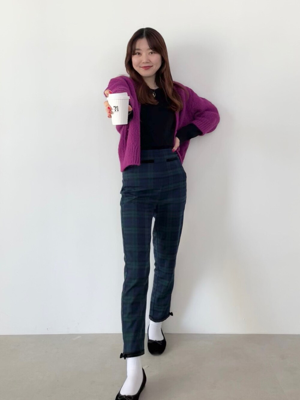 「カーディガン、モノトーン、モノトーンコーデ、チェック、パンプス、差し色、オフィススタイル、骨格ナチュラル、おしゃれさんと繋がりたい、ootd、今日のコーデ」｜「GUのアイテム（トップス、ブラック系）」を使った、YUKAさん（レディース・160cm）の春コーディネートの2枚目の写真