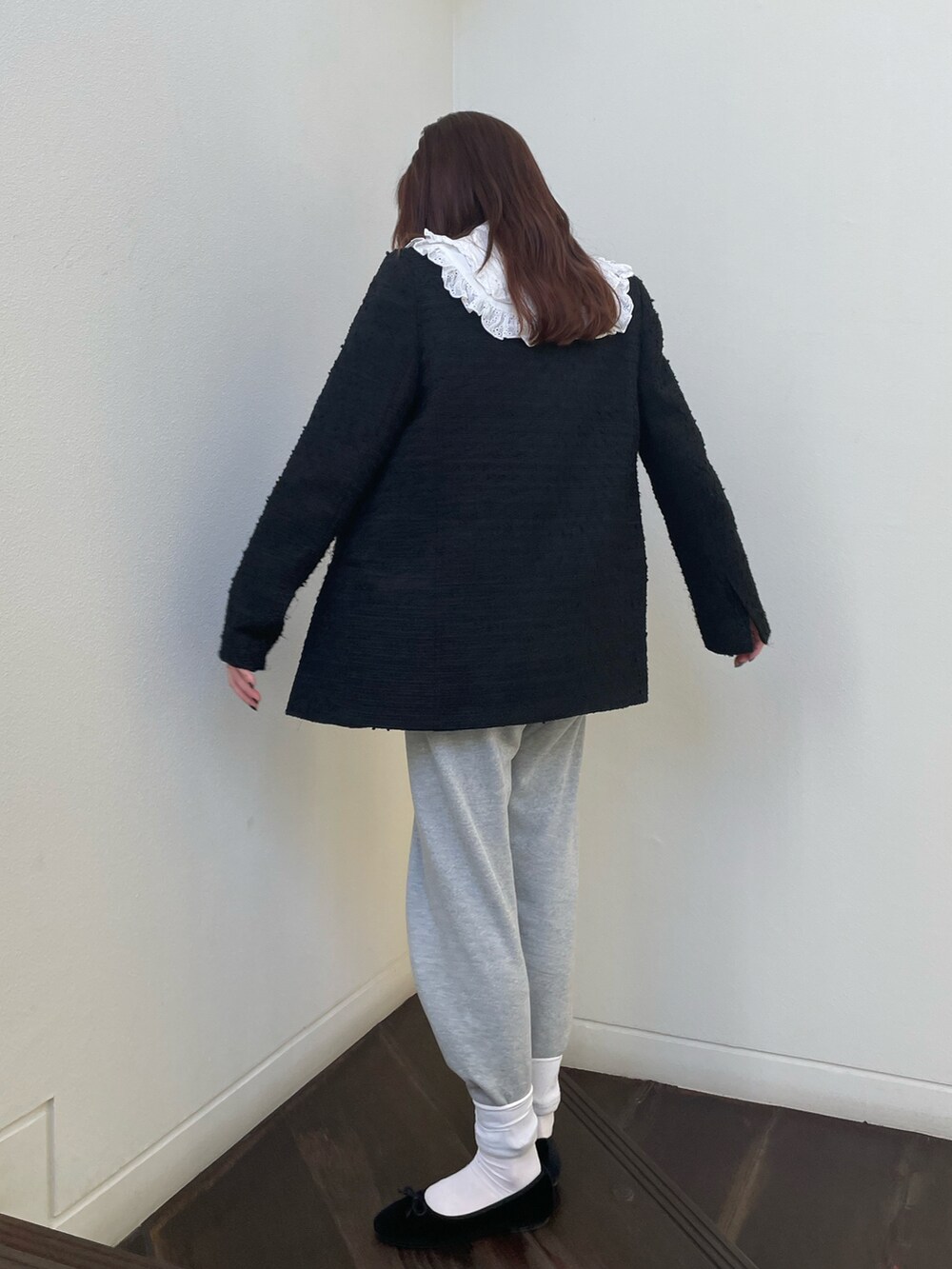 「ジャケット、スウェットパンツ、襟付きブラウス、ツイードジャケット、モノトーン、ラフコーデ、大人フェミニン、靴下、骨格ナチュラル、ootd、おしゃれさんと繋がりたい」｜「MIRO AMURETTEのRetro modern scarf tie blouse（シャツ/ブラウス、ホワイト系）」を使った、YUKAさん（レディース・160cm）の冬コーディネートの3枚目の写真
