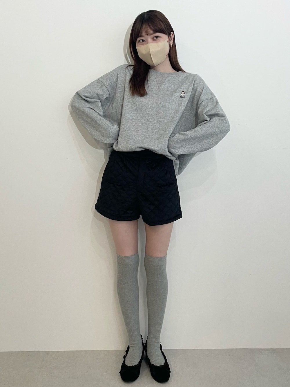 「カジュアルコーデ、オトナ女子、お洒落さんとつながりたい、スエット、ニーハイソックス、ショートパンツ、お出かけコーデ、秋ルック紹介するよ、骨格ナチュラル」｜「MIRO AMURETTEのアイテム（スウェット、グレー系）」を使った、YUKAさん（レディース・160cm）の秋コーディネートの2枚目の写真