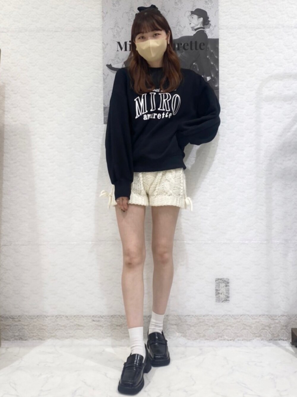 「オトナ女子、秋コーデ、秋冬コーデ、シンプルスタイル、スエット、ニットパンツ、160cm、骨格ナチュラル、miroamurette、きれいめカジュアル、カジュアル、おしゃれさんと繋がりたい、パンツスタイル、ロゴスウェット」|「MIRO AMURETTEのアイテム(スウェット、ブラック系)」を使った、YUKAさん(レディース・160cm)の秋コーディネートの2枚目の写真