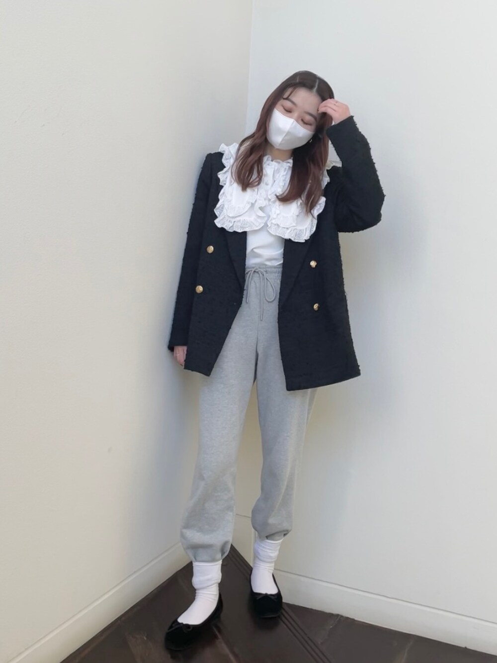 「ジャケット、スウェットパンツ、襟付きブラウス、ツイードジャケット、モノトーン、ラフコーデ、大人フェミニン、靴下、骨格ナチュラル、ootd、おしゃれさんと繋がりたい」｜「MIRO AMURETTEのRetro modern scarf tie blouse（シャツ/ブラウス、ホワイト系）」を使った、YUKAさん（レディース・160cm）の冬コーディネートの2枚目の写真