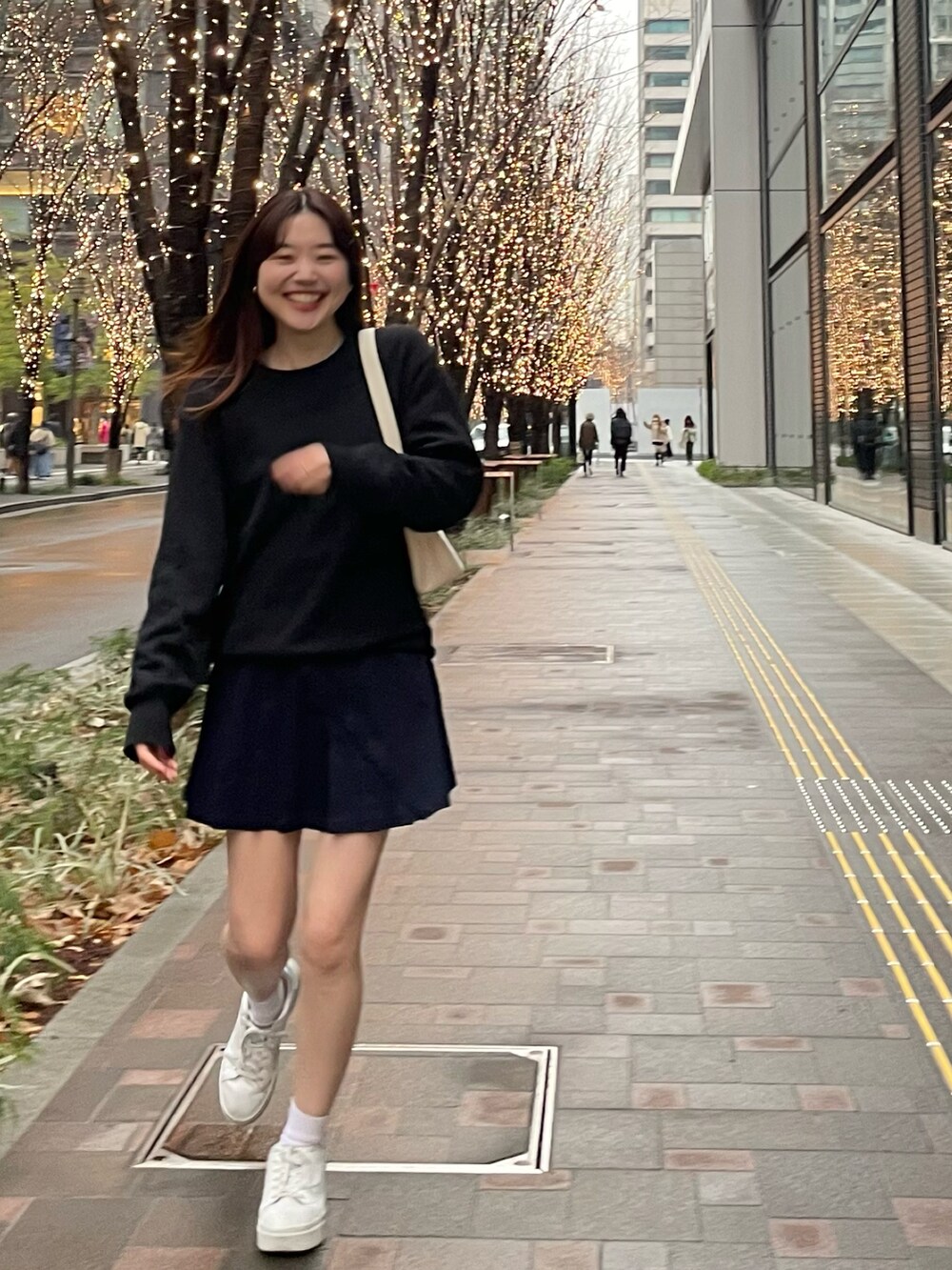 「シンプルコーデ、スエット、デニムスカート、スニーカー、160cm、骨格ナチュラル、カジュアルコーデ」｜「UNIQLOのアイテム（スウェット、ブラック系）」を使った、YUKAさん（レディース・160cm）の冬コーディネートの3枚目の写真