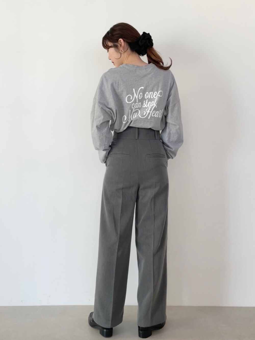 「ロンT、スラックス、ローファー、ワントーンコーデ、グレー、プリントT、大人カジュアル、今日のコーデ、ootd、シンプル、シンプルコーデ、骨格ナチュラル」｜「MIRO AMURETTEのMIRO penny loafer（ローファー、ブラック系）」を使った、YUKAさん（レディース・160cm）の春コーディネートの2枚目の写真
