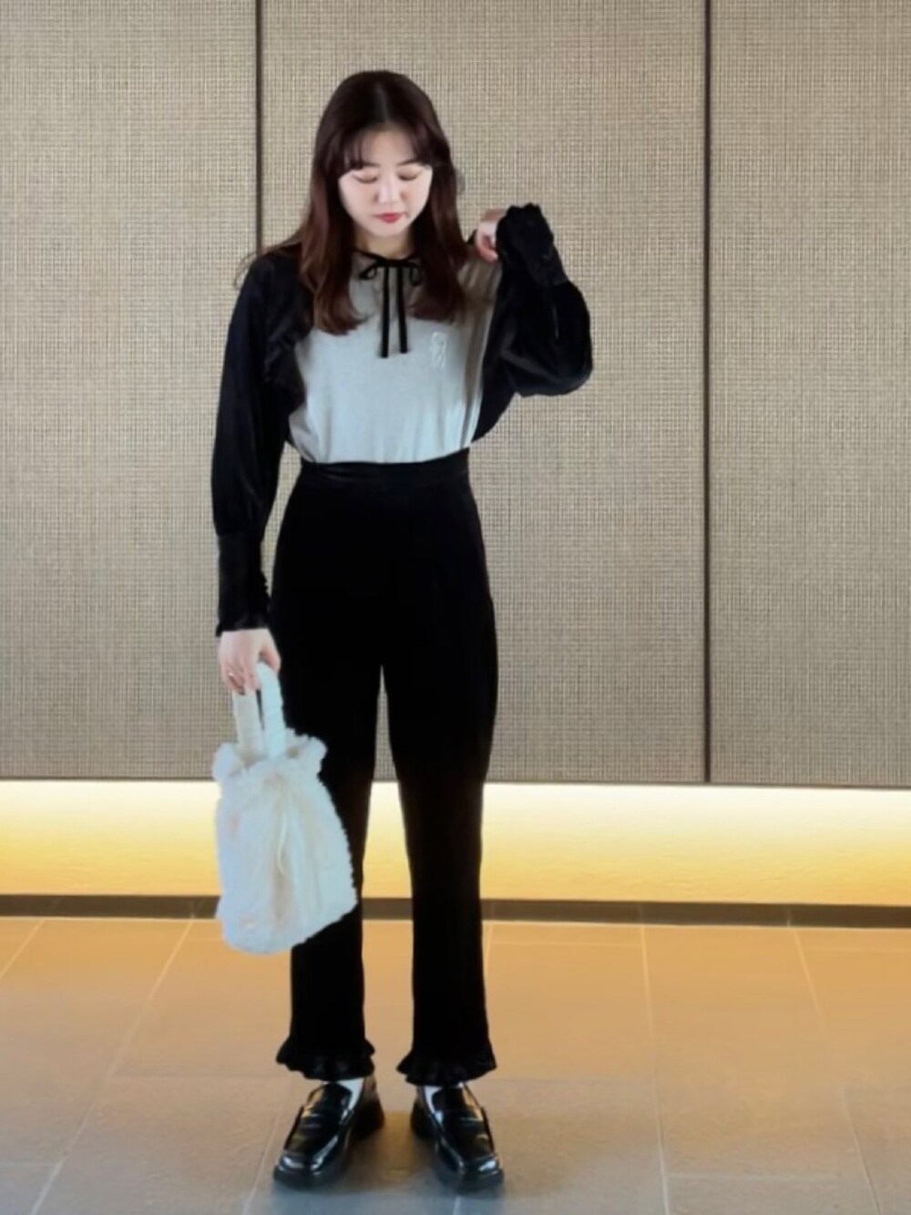 「セットアップ、モノトーン、ベロア、クラシカル、モード、パンツスタイル、大人ファッション、今日のコーデ、ローファー、ファーバッグ、oodt、モノトーンコーデ」｜「MIRO AMURETTEのvelour frill pants（その他パンツ、ブラック系）」を使った、YUKAさん（レディース・160cm）の春コーディネートの2枚目の写真