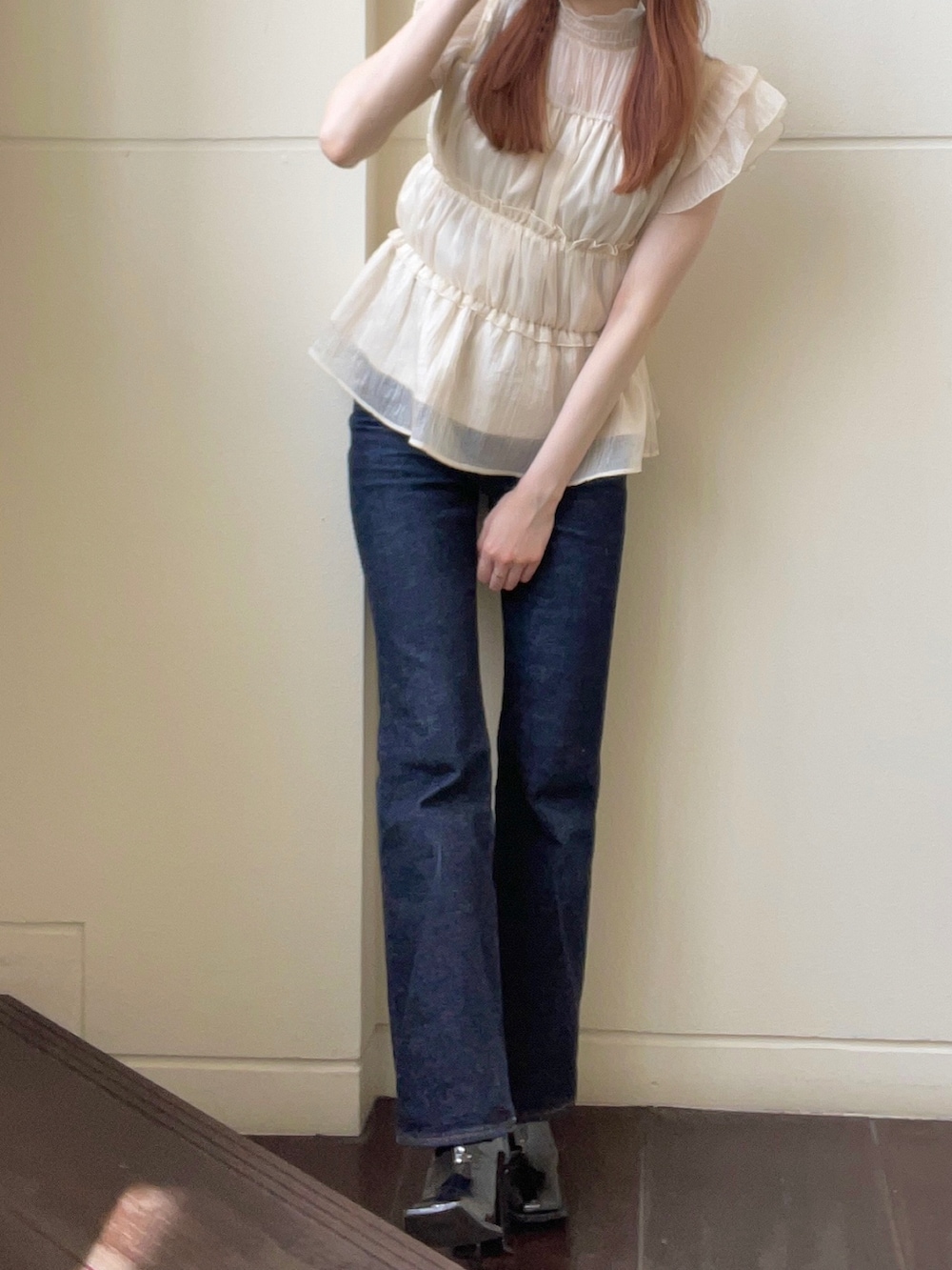 ベージュ系のシャツ/ブラウス、ブルー系のデニムパンツを着用したレディースの夏コーディネートの2枚目の写真