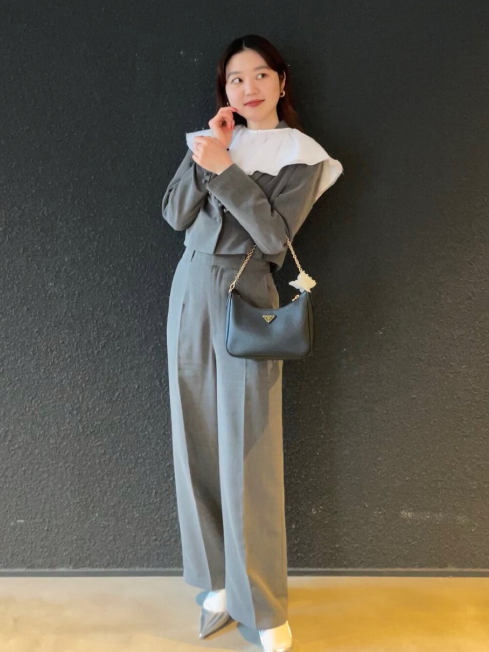 「春コーデ、オトナカジュアル、セットアップ、セットアップスタイル、ジャケット、シルバー、付け襟、ootd、今日のコーデ、骨格ナチュラル、春服デビュー宣言」｜「PRADAのアイテム（バッグ、ブラック系）」を使った、YUKAさん（レディース・160cm）の春コーディネートの2枚目の写真