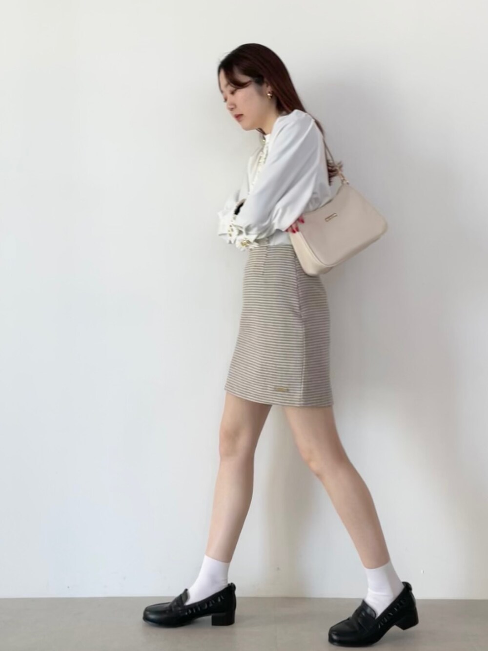 「ブラウス、千鳥柄、ミニスカート、ワントーンコーデ、淡色コーデ、ローファー、骨格ナチュラル、ootd、今日のコーデ」｜「MIRO AMURETTEのclassical button blouse（シャツ/ブラウス、ホワイト系）」を使った、YUKAさん（レディース・160cm）の春コーディネートの2枚目の写真