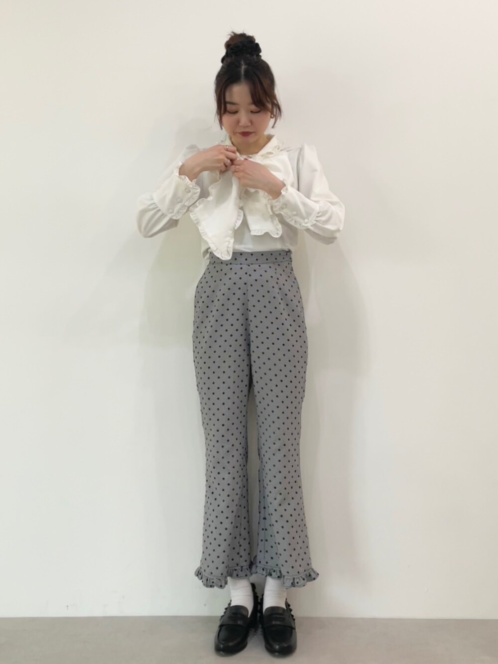 「リボンブラウス、白ブラウス、柄パンツ、ローファー、大人かわいい、キレイめ、今日のコーデ、ootd、骨格ナチュラル」｜「MIRO AMURETTEのribbon tie blouse（シャツ/ブラウス、ホワイト系）」を使った、YUKAさん（レディース・160cm）の冬コーディネートの2枚目の写真