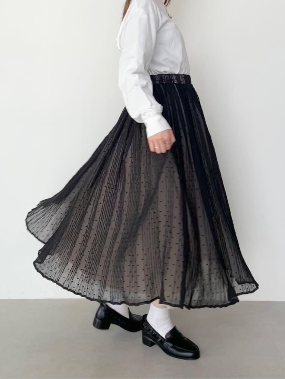 「プリントT、ロゴT、ロンT、ロングスカート、チュールスカート、ドット、ローファー、ローファー×靴下、今日のコーデ、骨格ナチュラル、ootd、おしゃれさんと繋がりたい、春服デビュー宣言」｜「MIRO AMURETTEのEternel rose t-shirt（Tシャツ/カットソー、ホワイト系）」を使った、YUKAさん（レディース・160cm）の春コーディネートの3枚目の写真