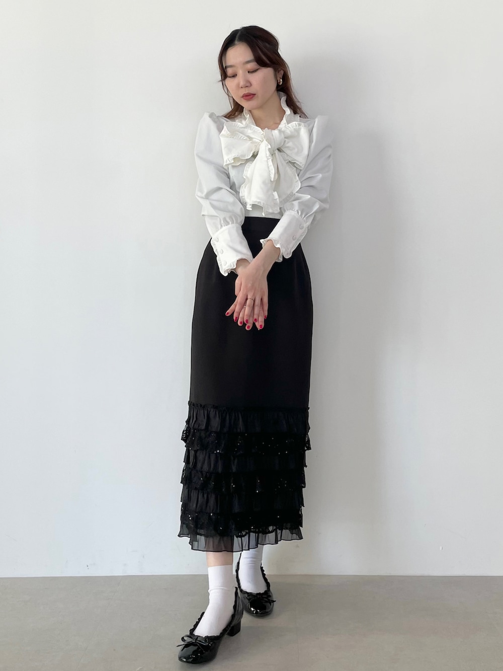 「リボン、白ブラウス、ロングスカート、ペンシルスカート、パンプス、モノトーン、モノトーンコーデ、キレイめ、ootd、骨格ナチュラル、今日のコーデ」｜「MIRO AMURETTEのribbon tie blouse（シャツ/ブラウス、ホワイト系）」を使った、YUKAさん（レディース・160cm）の春コーディネートの2枚目の写真