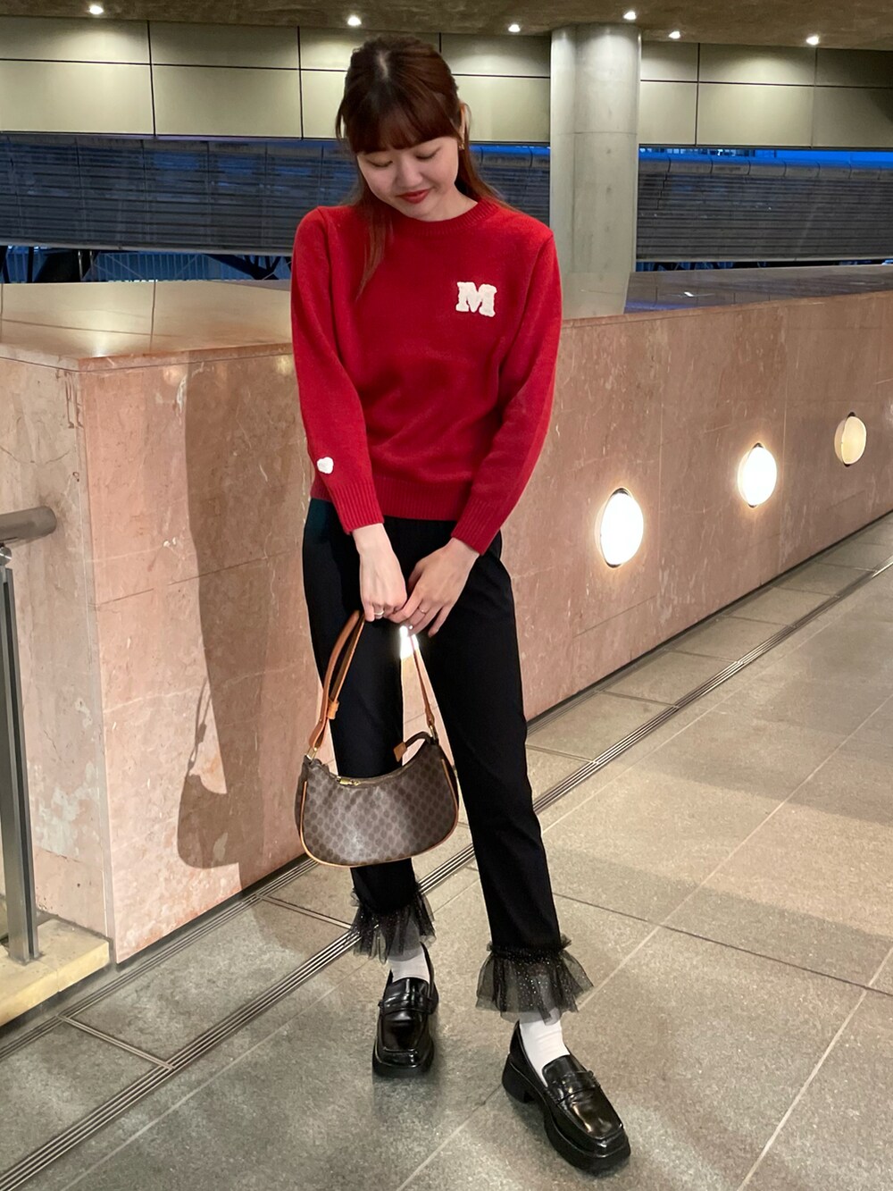 「今日のコーデ、おしゃれさんと繋がりたい、赤ニット、ロゴニット、冬服、レギンス、オトナ女子、秋冬コーデ、カジュアルコーデ、ニットコーデ、スクエアトゥ」|「MIRO AMURETTEのアイテム(ニット/セーター、レッド系)」を使った、YUKAさん(レディース・160cm)の秋コーディネートの2枚目の写真