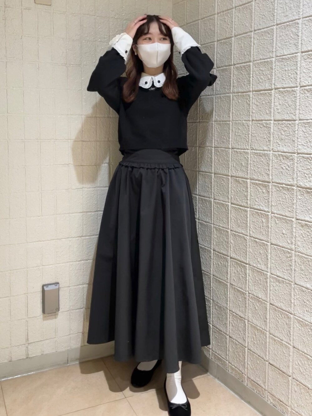 「オトナ女子、今日のコーデ、クリスマスに着たい服、ガーリー、ロングスカート、ブラックコーデ、miroamurette、160cm、骨格ナチュラル、付け襟、大人フェミニン、コルセットスカート、フレアスカート」｜「MIRO AMURETTEのmultiway Mlogo knit（ニット/セーター、ブラック系）」を使った、YUKAさん（レディース・160cm）の冬コーディネートの3枚目の写真