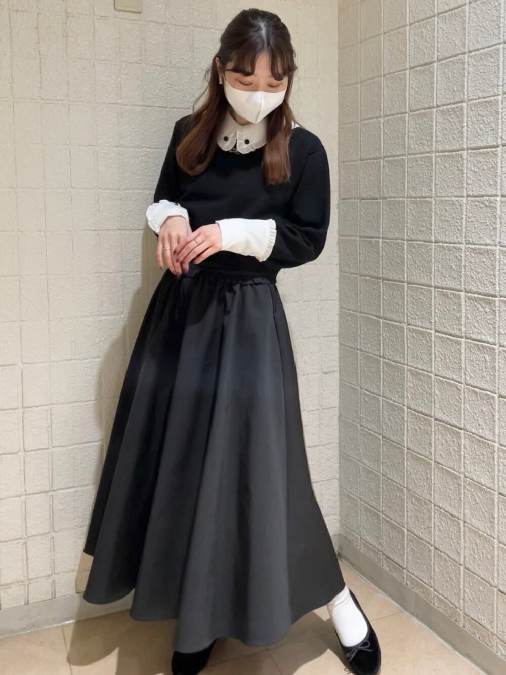 「オトナ女子、今日のコーデ、クリスマスに着たい服、ガーリー、ロングスカート、ブラックコーデ、miroamurette、160cm、骨格ナチュラル、付け襟、大人フェミニン、コルセットスカート、フレアスカート」｜「MIRO AMURETTEのmultiway Mlogo knit（ニット/セーター、ブラック系）」を使った、YUKAさん（レディース・160cm）の冬コーディネートの2枚目の写真