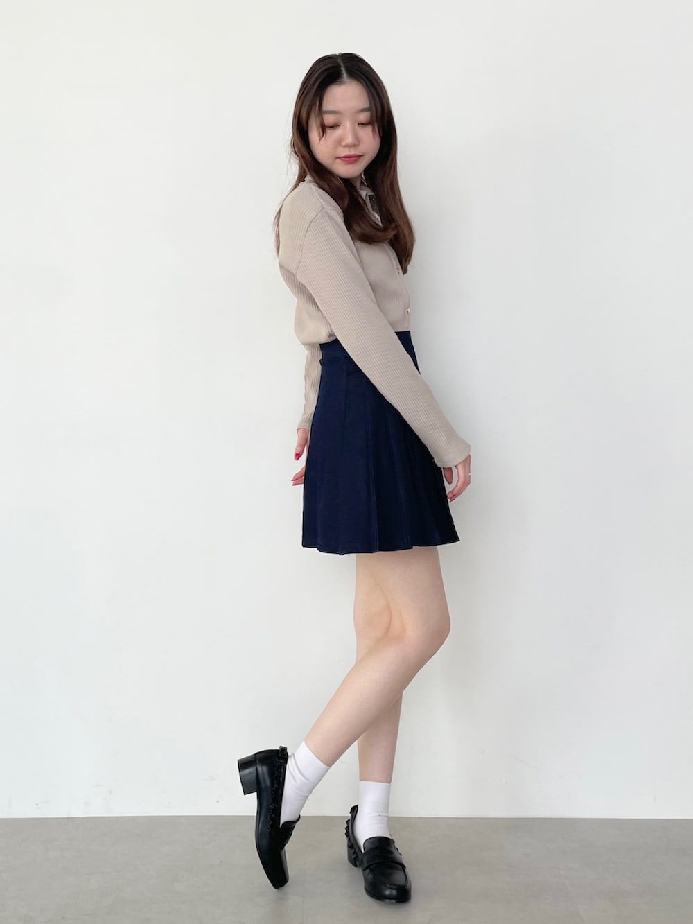 「春コーデ、お出かけコーデ、着回しコーデ、デニム、プリーツスカート、ミニ丈、ローファー、ootd、骨格ナチュラル、今日のコーデ」｜「MIRO AMURETTEの2way heart button cardigan/ハートボタンカーディガン（カーディガン/ボレロ、ブラウン系）」を使った、YUKAさん（レディース・160cm）の春コーディネートの2枚目の写真