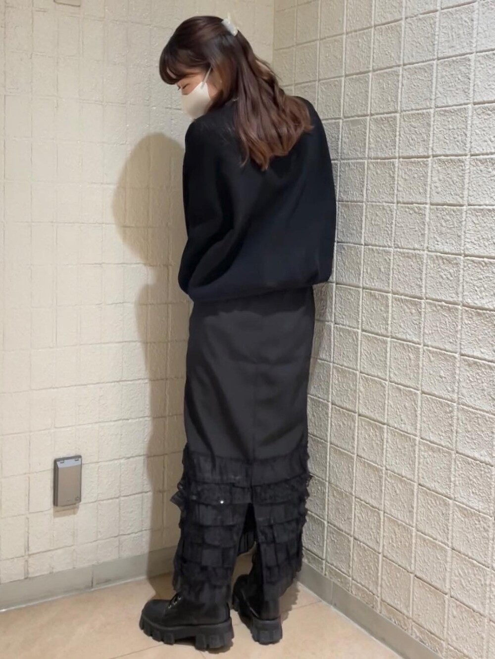 「大人カジュアル、オールブラック、ブラック、骨格ナチュラル、スエット、ロングスカート、レースアップシューズ、冬コーデ、おしゃれさんと繋がりたい、シンプルスタイル、ブーツ、ootd、秋冬コーデ、ロゴスウェット」｜「MIRO AMURETTEのアイテム（スウェット、ブラック系）」を使った、YUKAさん（レディース・160cm）の冬コーディネートの3枚目の写真
