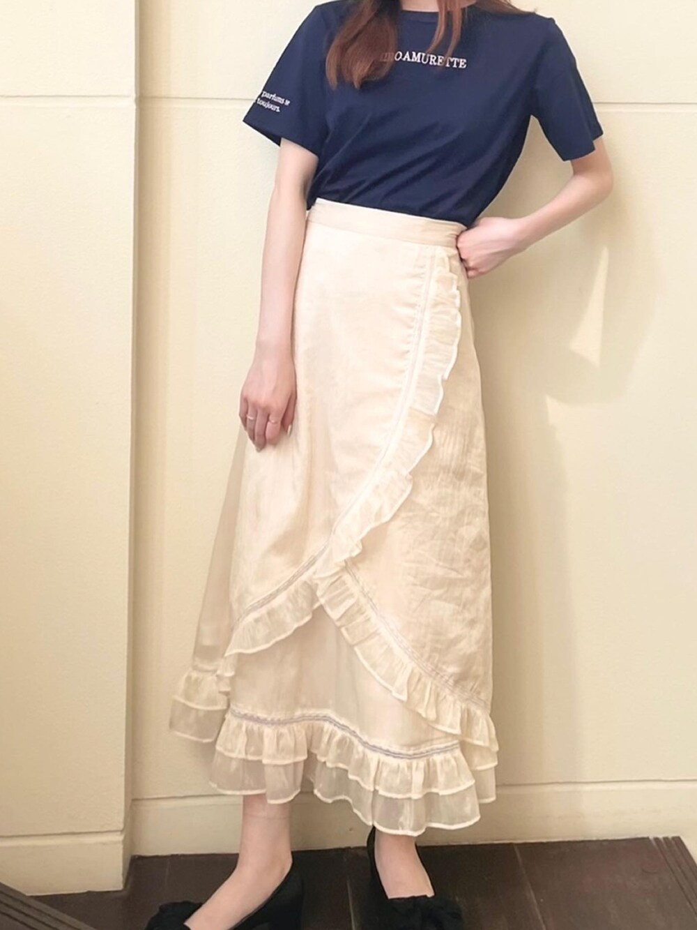 ベージュ系のスカート、ブラック系のパンプス、ブルー系のTシャツ/カットソーを着用したレディースの夏コーディネートの2枚目の写真