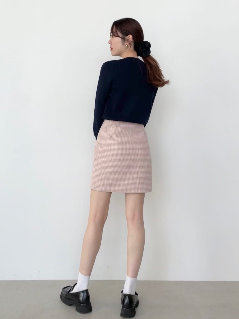 「春服デビュー宣言、カーディガン、ミニスカート、千鳥柄、ローファー、ローファー×靴下、ネイビー×ピンク、骨格ナチュラル、ootd、今日のコーデ」｜「MIRO AMURETTEのアイテム（トップス、ブルー系）」を使った、YUKAさん（レディース・160cm）の春コーディネートの2枚目の写真