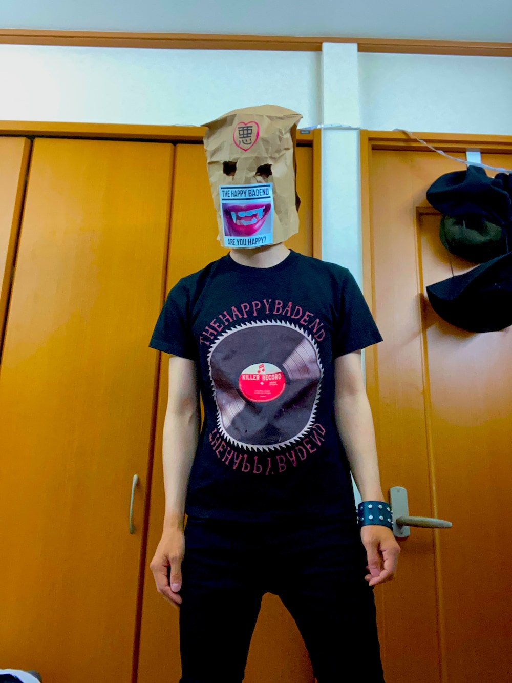 「THE HAPPY BADEND、ロックコーデ、サブカルファッション」｜「THE HAPPY BADENDのアイテム（Tシャツ/カットソー、ブラック系）」を使った、Mr.XXXさん（メンズ・173cm）の春コーディネートの2枚目の写真