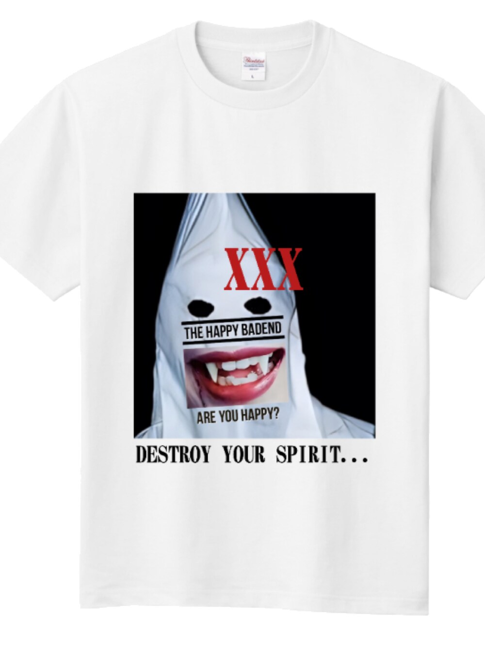 ホワイト系のTシャツ/カットソー、ブラック系のブルゾン、ブラック系のパンツを着用したメンズの夏コーディネートの2枚目の写真