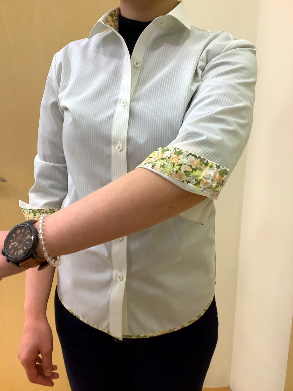 イエロー系のビジネスシャツ、ブルー系のデニムパンツ、ブラック系のローファーを着用したレディースの春コーディネートの2枚目の写真