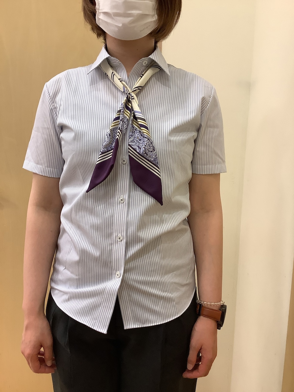 グレー系のビジネスシャツ、ブラック系のスラックス、ブラック系のスリッポンを着用したレディースの夏コーディネートの2枚目の写真