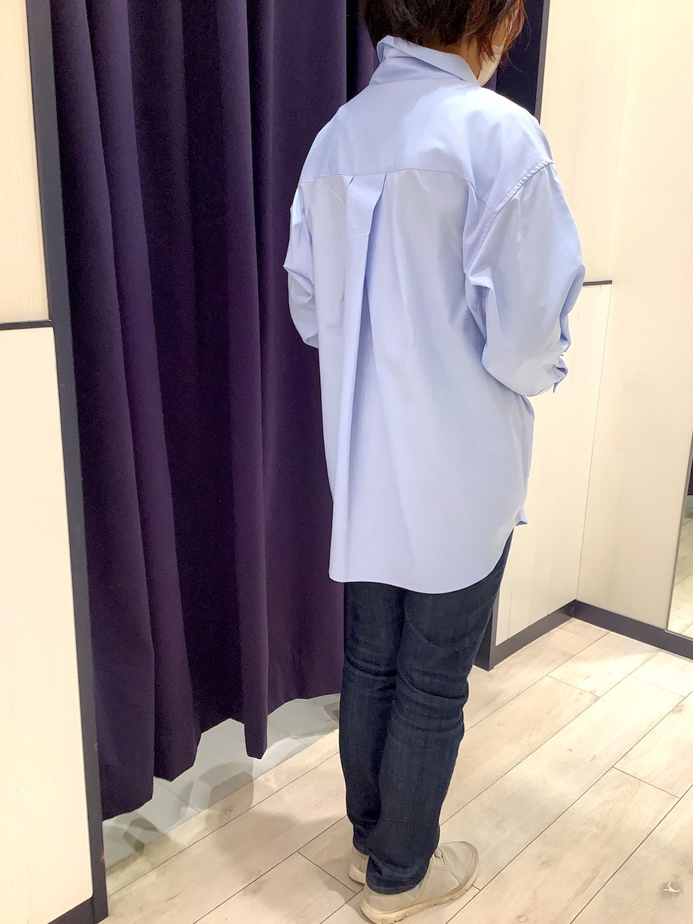 ブルー系のシャツ/ブラウスを着用したレディースの春コーディネートの2枚目の写真