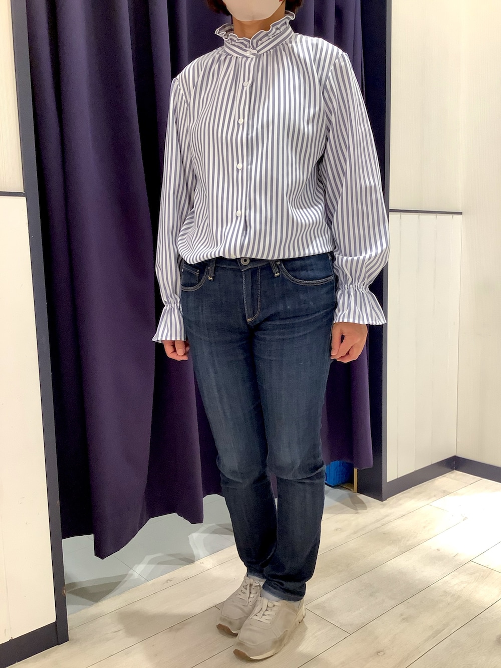 ブルー系のシャツ/ブラウスを着用したレディースの秋コーディネートの4枚目の写真