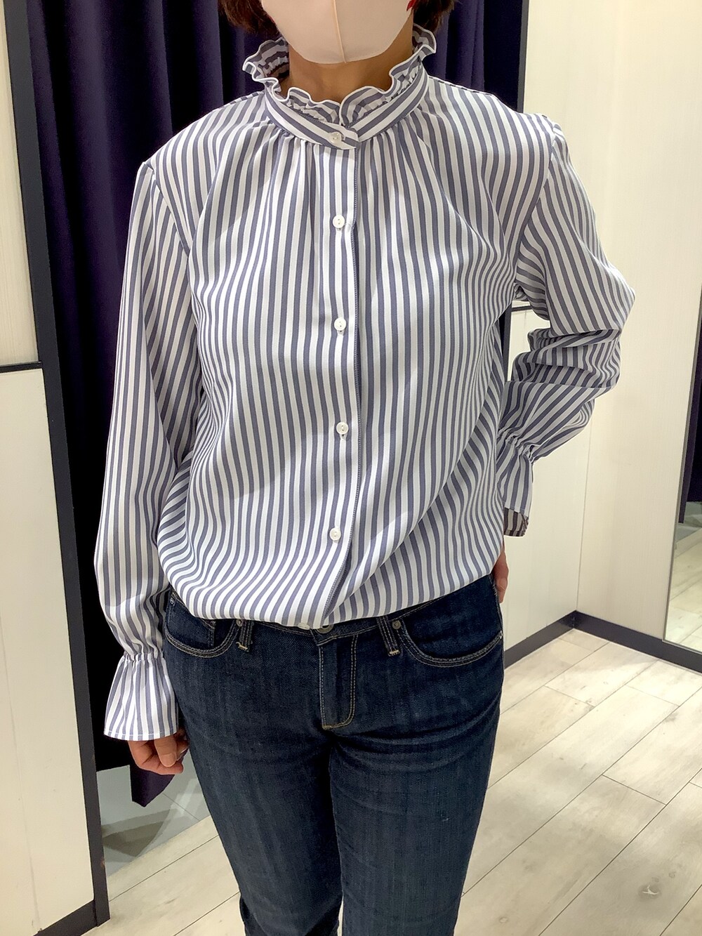 ブルー系のシャツ/ブラウスを着用したレディースの秋コーディネートの2枚目の写真