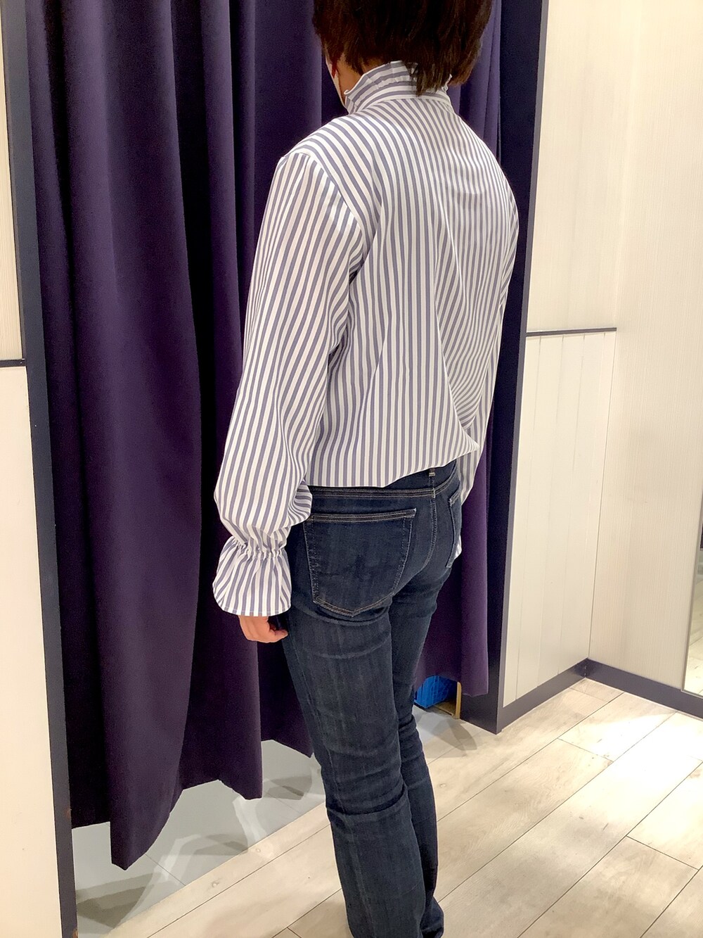 ブルー系のシャツ/ブラウスを着用したレディースの秋コーディネートの3枚目の写真