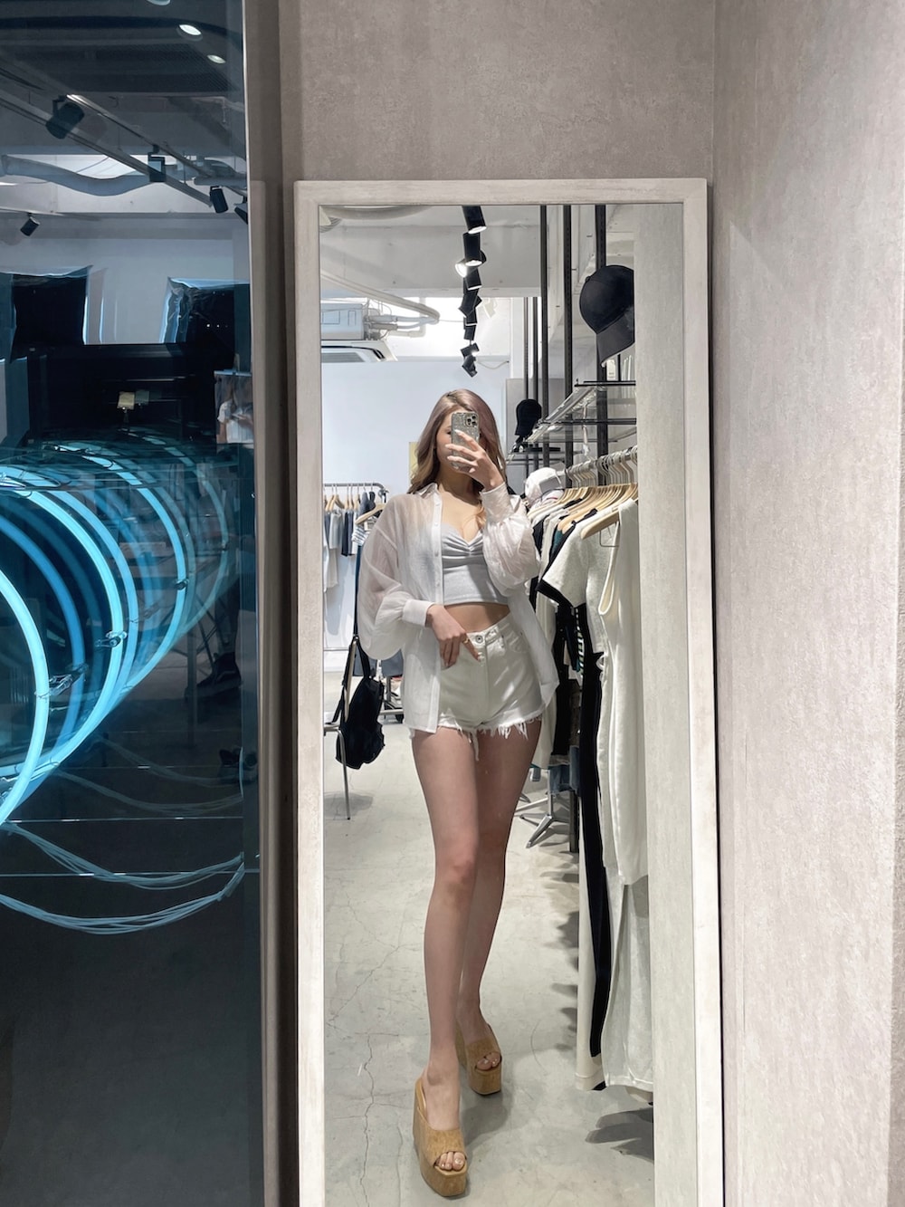 ホワイト系のデニムパンツ、シルバー系のチューブトップ、ホワイト系のシャツ/ブラウスを着用したレディースの春コーディネートの3枚目の写真