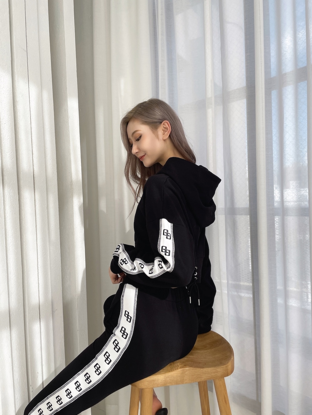 ブラック系のパーカー、ブラック系のその他パンツ、ブラック系のパンプスを着用したレディースの冬コーディネートの5枚目の写真