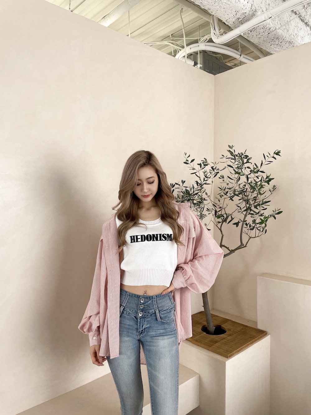 「GYDA、ジェイダ、デニムパンツ、デニムコーデ、スキニーデニム、スキニーパンツ、スキニージーンズ、シャツ、ストライプシャツ、高身長女子、高身長女子コーデ、高身長コーデ」｜「GYDAのハイウエストウエストクロススキニーデニムパンツ（デニムパンツ、ブルー系）」を使った、Juriaさん（レディース・174cm）の春コーディネートの2枚目の写真