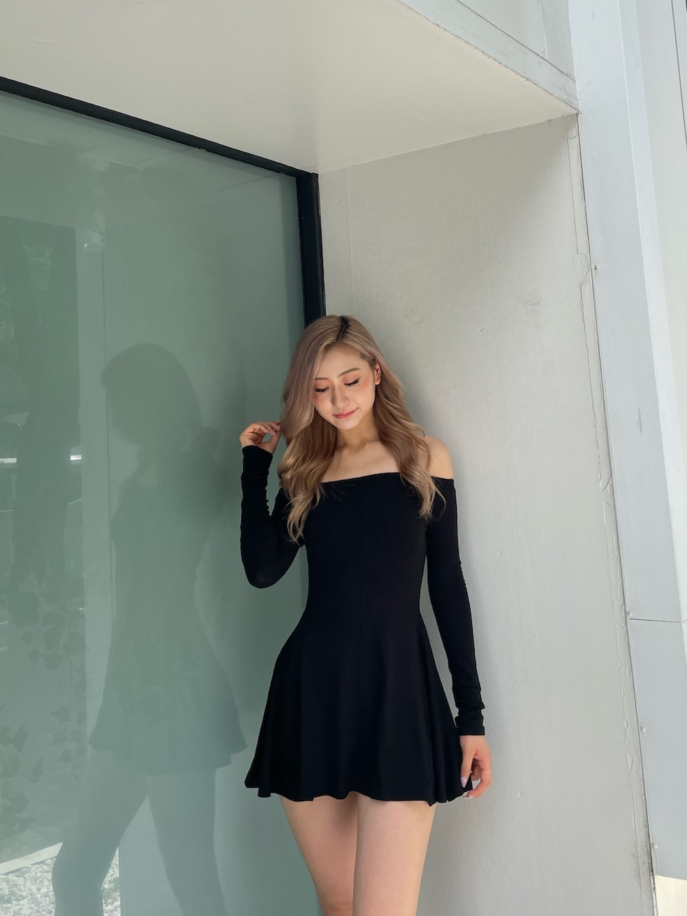 ブラック系のワンピース、ブラック系のブーツを着用したレディースの夏コーディネートの5枚目の写真