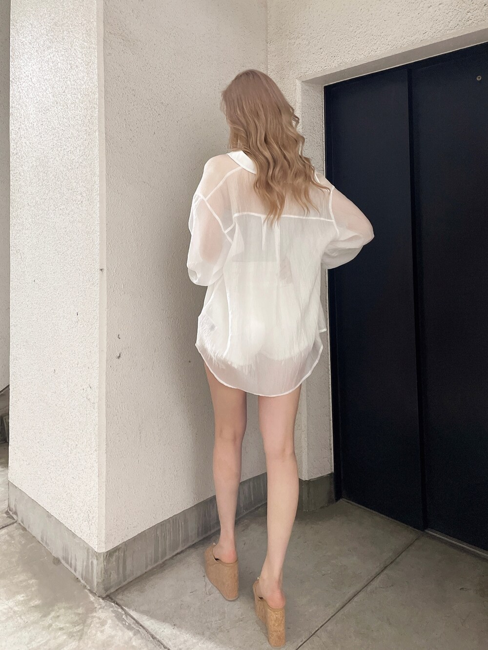 ホワイト系のデニムパンツ、シルバー系のチューブトップ、ホワイト系のシャツ/ブラウスを着用したレディースの春コーディネートの2枚目の写真