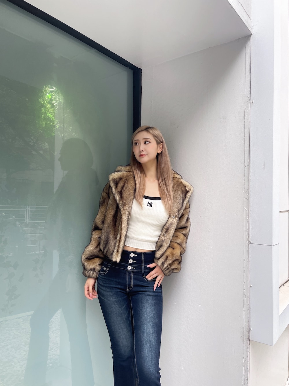 「GYDA、ジェイダ、デニムパンツ、デニムコーデ、ファーコート、高身長、高身長女子、高身長コーデ、高身長女子コーデ」｜「GYDAのGYGYバイカラーニットトップス（ニット/セーター、ホワイト系）」を使った、Juriaさん（レディース・174cm）の夏コーディネートの5枚目の写真