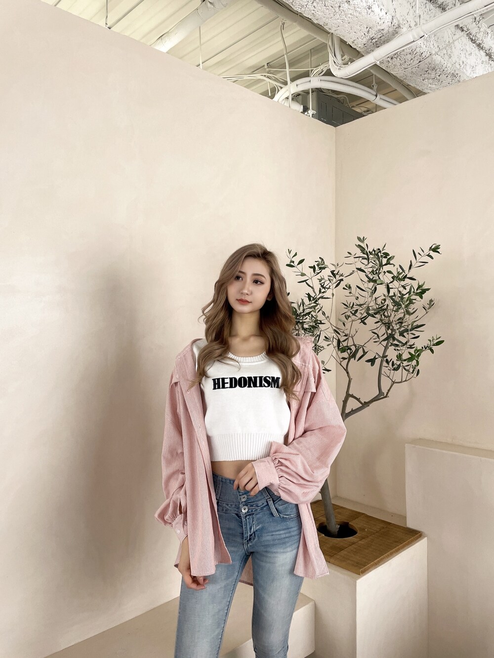 「GYDA、ジェイダ、デニムパンツ、デニムコーデ、スキニーデニム、スキニーパンツ、スキニージーンズ、シャツ、ストライプシャツ、高身長女子、高身長女子コーデ、高身長コーデ」｜「GYDAのハイウエストウエストクロススキニーデニムパンツ（デニムパンツ、ブルー系）」を使った、Juriaさん（レディース・174cm）の春コーディネートの3枚目の写真