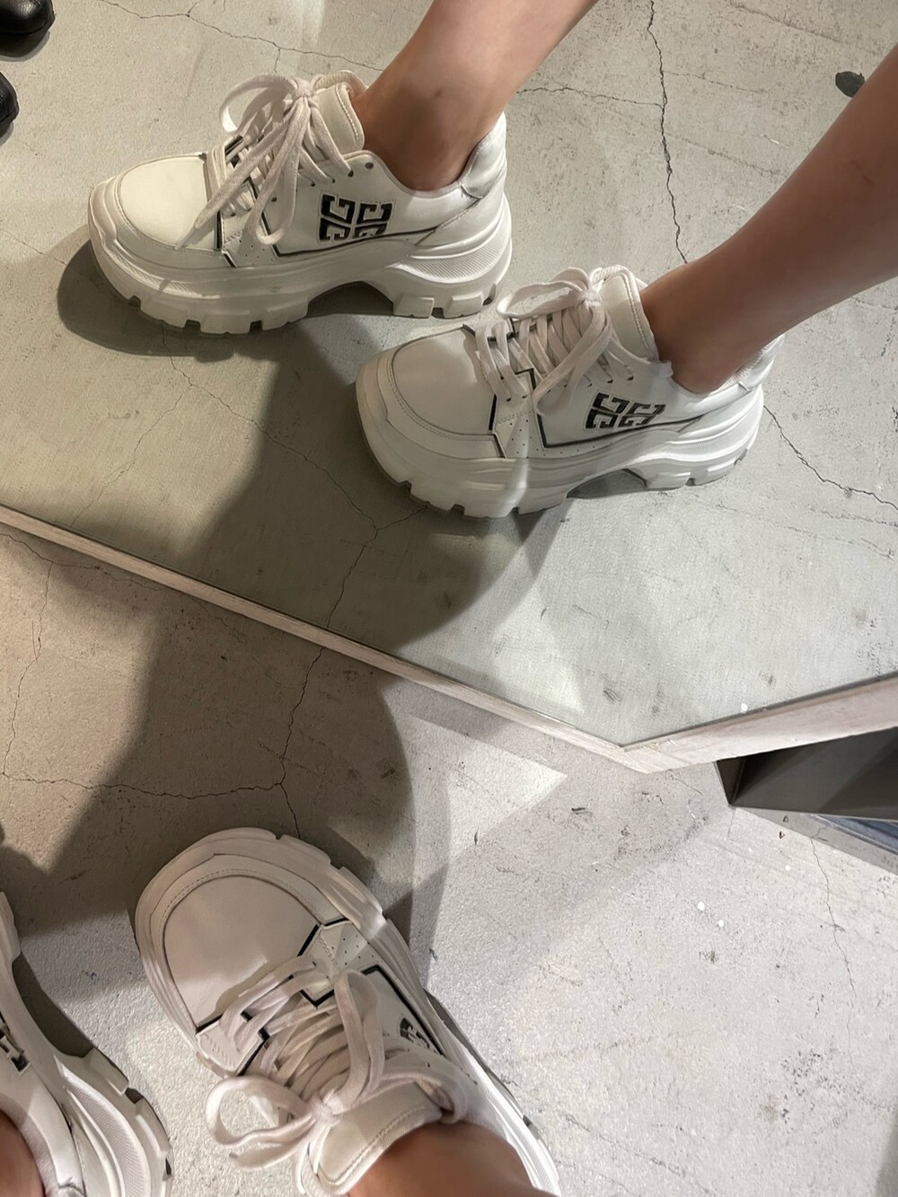 ブルー系のスカート、ブルー系のデニムジャケット、ホワイト系のTシャツ/カットソーを着用したレディースの秋コーディネートの5枚目の写真